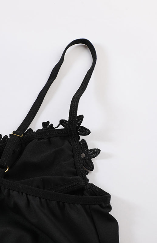 Ensemble de lingerie en dentelle crochetée à bretelles spaghetti et soutien-gorge ajouré 