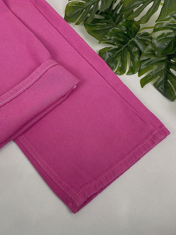 Pantalones holgados de moda que combinan con todo y lucen vaqueros de cintura alta y pierna ancha. 